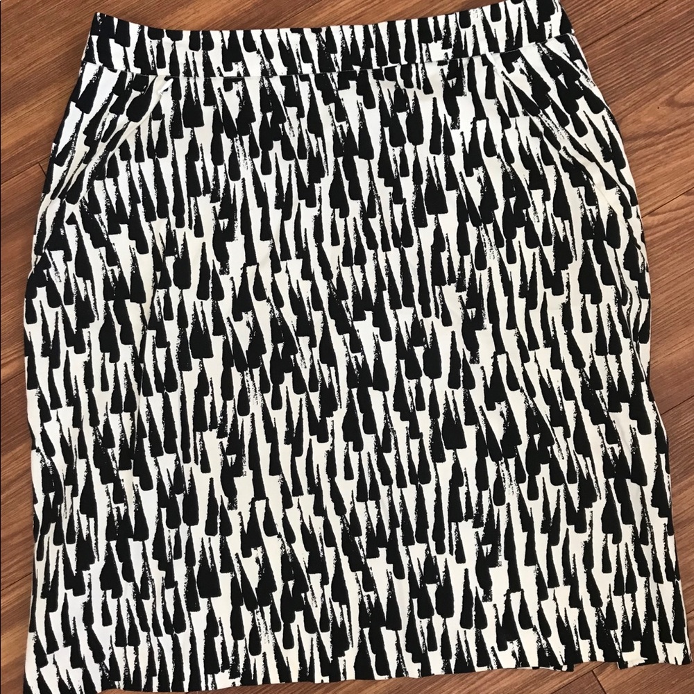 Ladies’ black and cream skirt with pockets